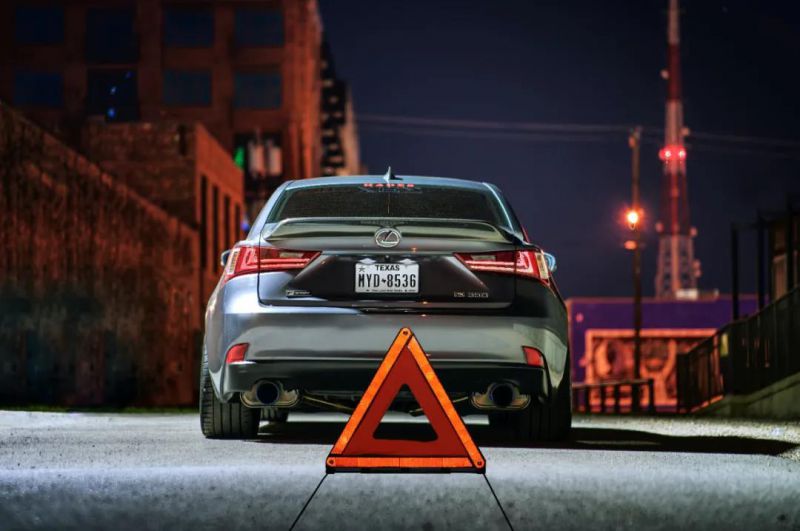 Do you know the reason why the original factory only comes with one triangular warning sign, while experienced drivers usually put two
